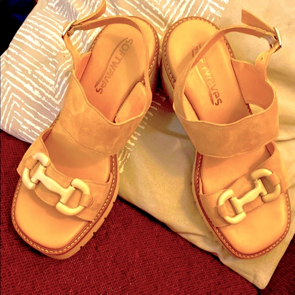 🌹AUTHENTIC SOFTWAVES.
Tan Chunky Suede Leather Heel Wide Straps Sandals!